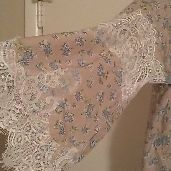 💕💥Like New Suzanne Betro Lightweight Bell Sleeve Blouse - Picture 4 of 5